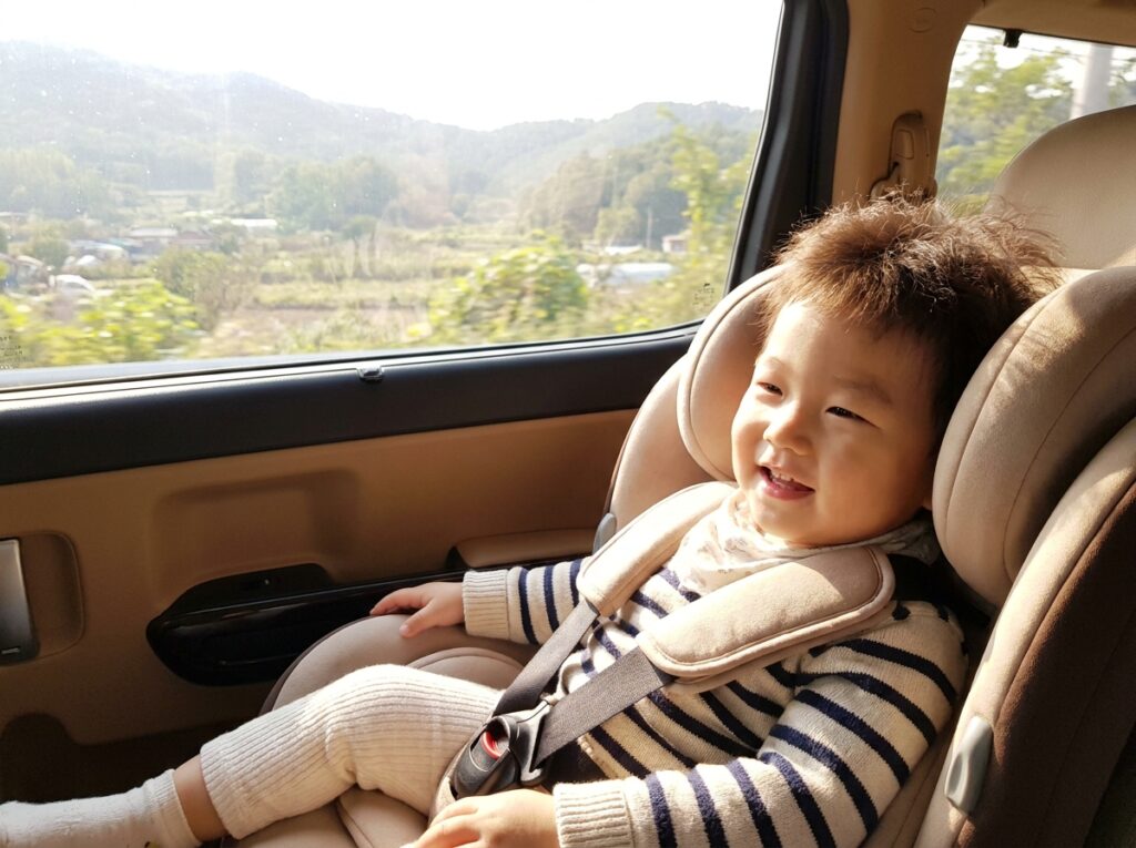 카시트 거부를 극복하고 편안하게 드라이브를 즐기는 행복한 아이